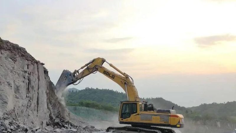 挖掘机发动机保养：关键步骤与注意事项